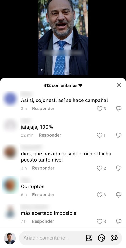 Captura de pantalla del vídeo generado con inteligencia artificial publicado por la cuenta oficial del Partido Popular en TikTok. Arriba, un deepfake de José Luis Ábalos con la etiqueta de TikTok «Contenido generado con IA». Abajo, algunos de los 812 comentarios de usuarios, con nombres y fotos de perfil difuminados, en su mayoría celebrando el vídeo: «Así se hace campaña», «jajajaja, 100%», «ni Netflix ha puesto tanto nivel», «Corruptos» y «más acertado imposible»